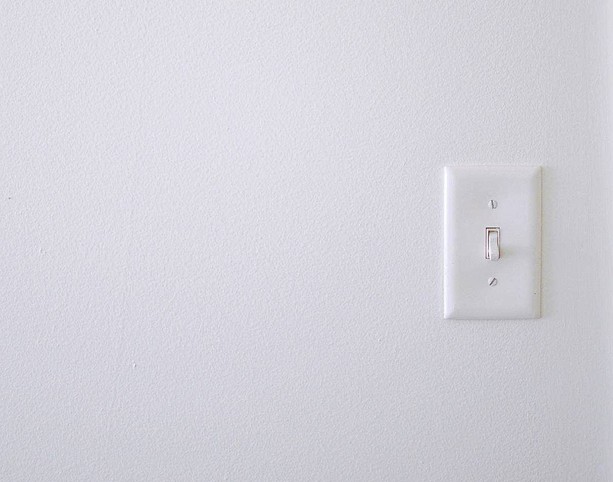 Diagram showing how an online anonymity switch cuts network and app connections instantly